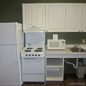 Queen studio 1 Queen Bed Disability Access or Non-Smoking